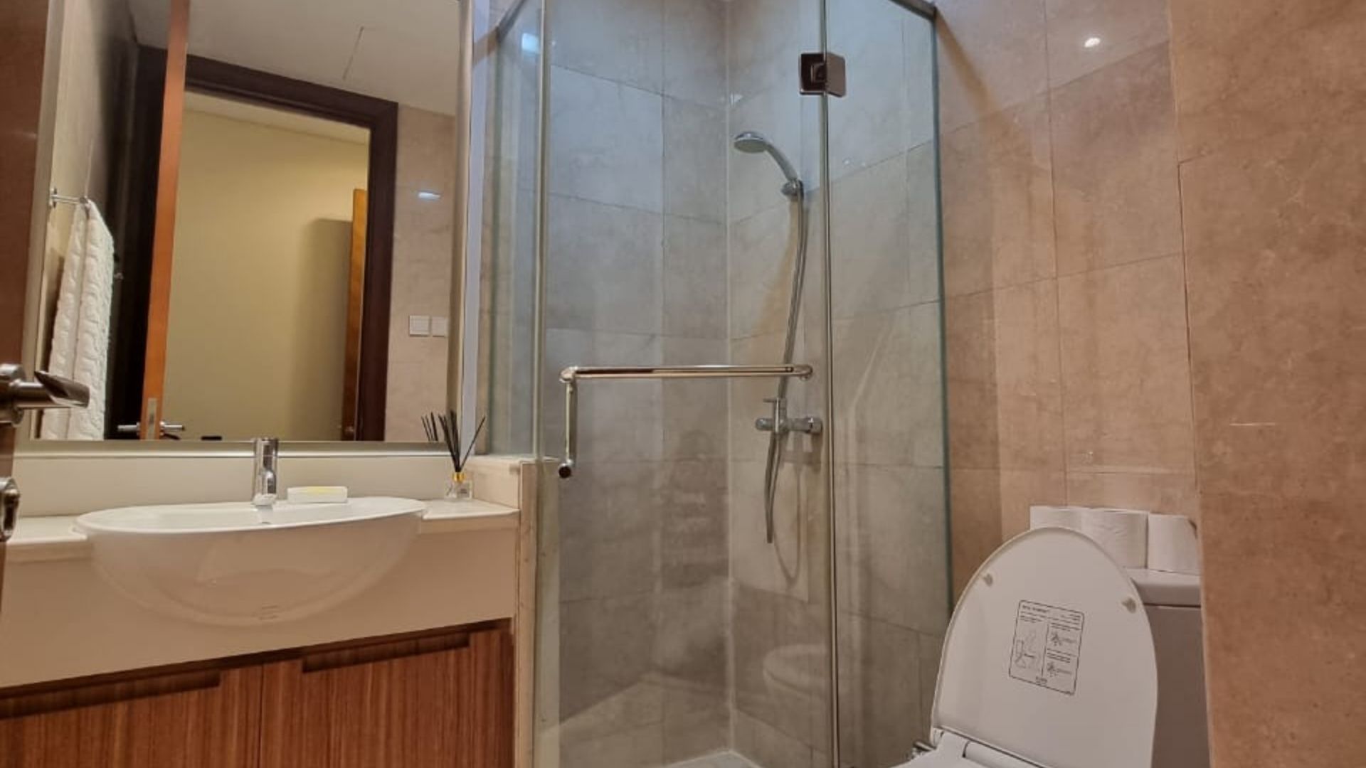 Senayan City Residence-3BR-Shower Senayan City Residence – Spacious 3BR Apartment