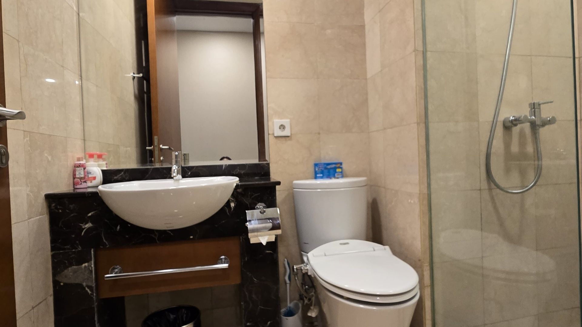 Senayan City Residence-3BR-Sink toilet Senayan City Residence – Premium 3BR Apartment