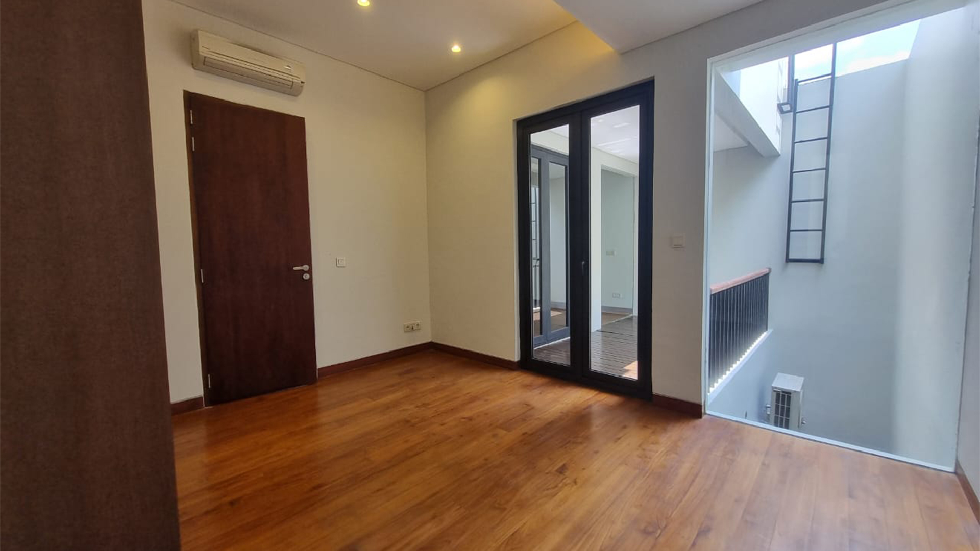Well-Balanced 3BR House at Cilandak