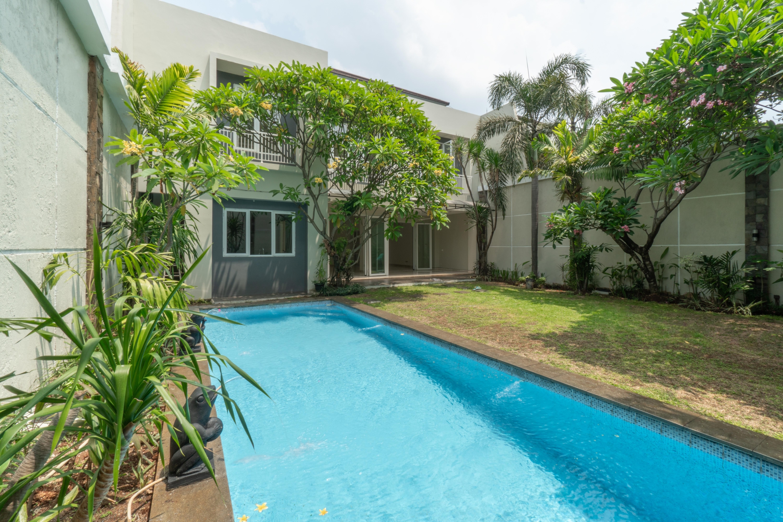 CLD550 JALAN BENDA 8E – LOLO – 011 Cilandak – Prestigious and Luxury 4BR House