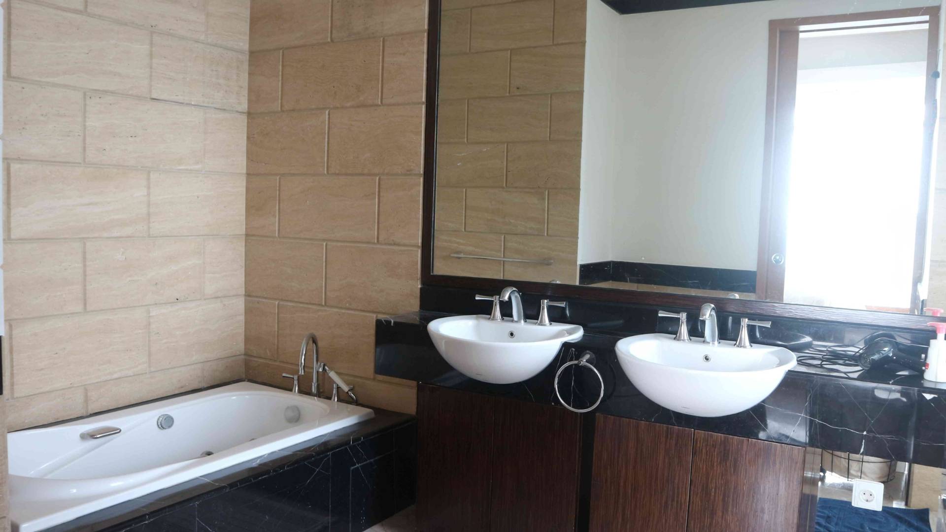 KEMPINSKI PRIVATE RESIDENCE-2BR-MASTER BATHROOM First Class 2BR – Kempinski Private Residence
