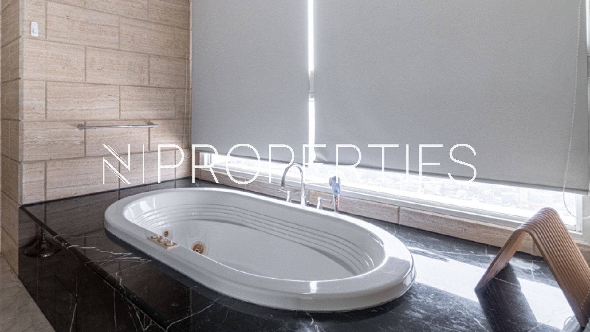Kempinski 46F – Bathub Bathroom Prestigious Family Residence at Kempinski Private Residence 4BR with Exceptional Space at Bundaran HI