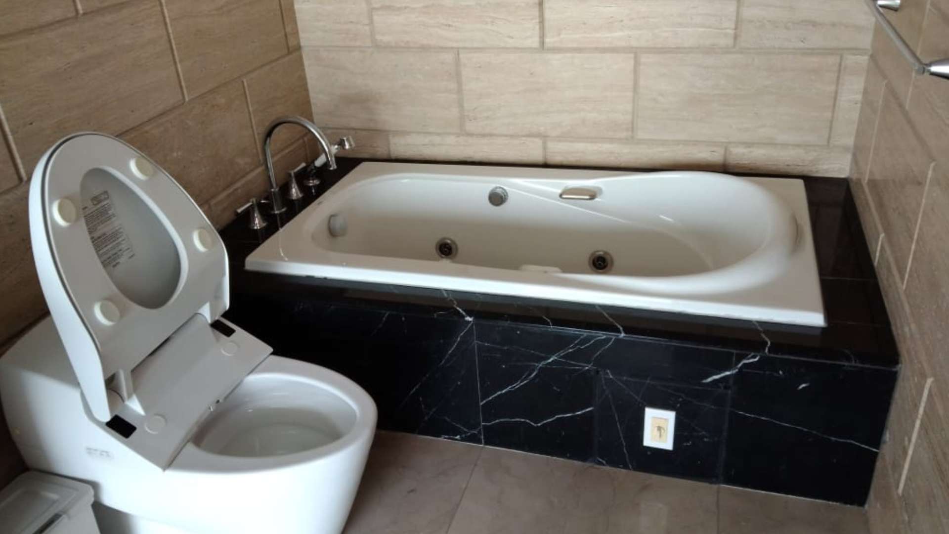 Kempinski Private Residence-2BR-Bathroom 1 Refined Urban Living with Direct Mall Grand Indonesia Connectivity – Kempinski Private Residence
