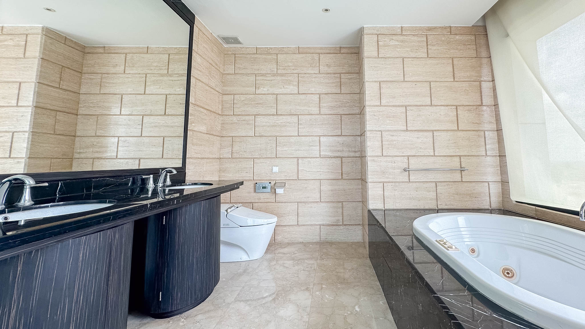 Kempinski Private Residence-2BR-Bathroom A Rare Large-Scale Apartment for Refined City Living – Kempinski Private Residence 4BR