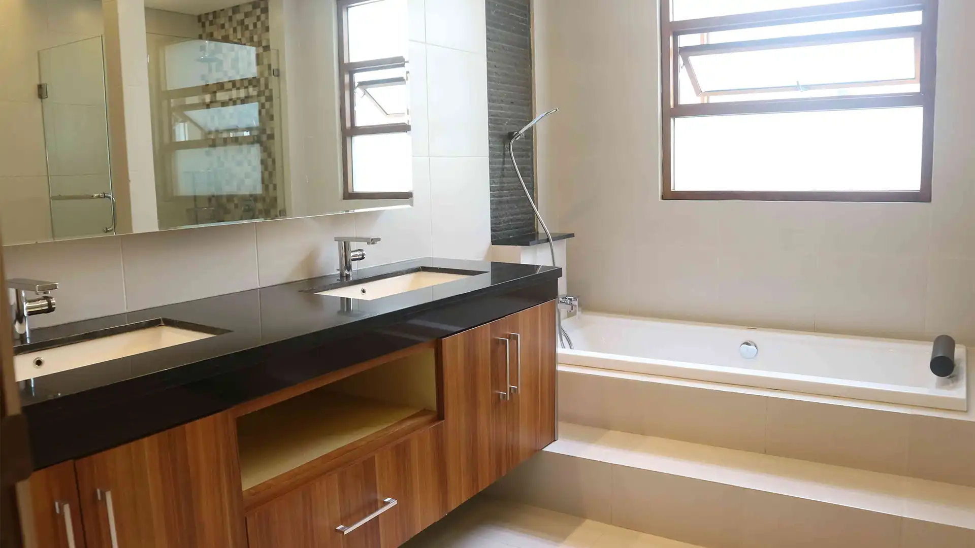 PEJATEN-4BR-BATHROOM 1 Large 4BR Family Residence at Pejaten