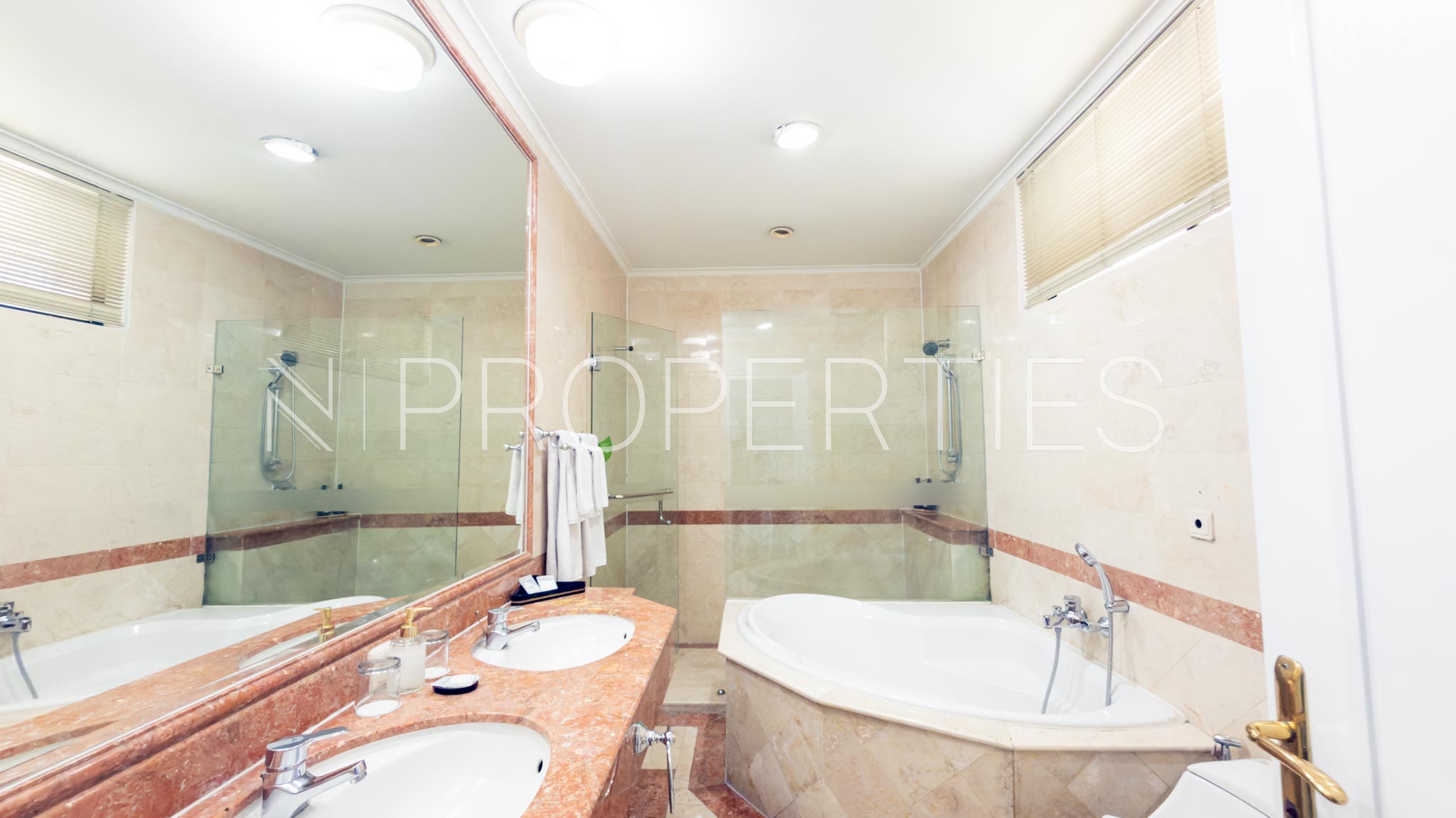 PENTHOUSE-4BR-BATHROOM 1 Large 4BR Strategic Residence – Aryaduta