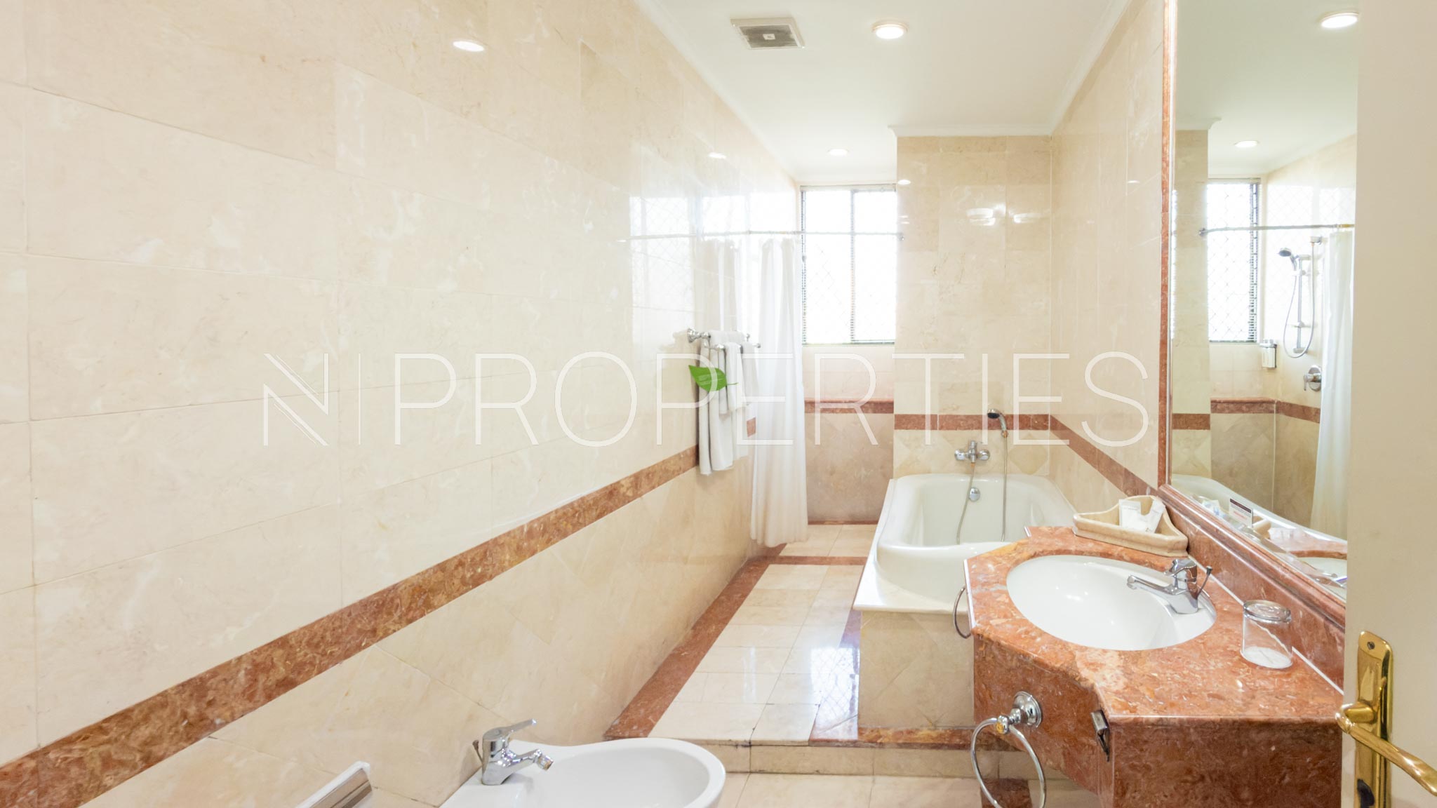 PENTHOUSE-4BR-BATHROOM 2 Large 4BR Strategic Residence – Aryaduta