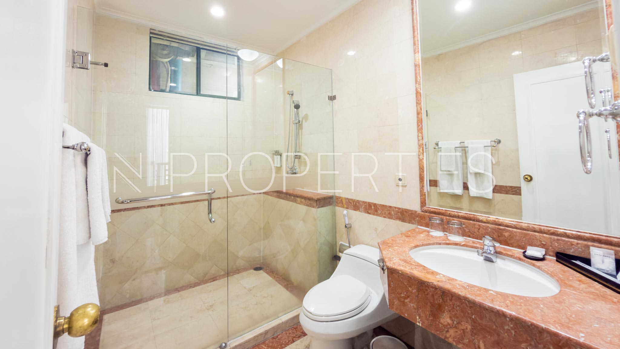 PENTHOUSE-4BR-BATHROOM 3 Large 4BR Strategic Residence – Aryaduta