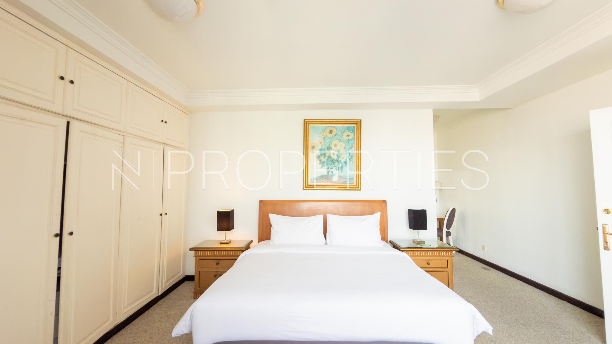 PENTHOUSE-4BR-BEDROOM 2 Large 4BR Strategic Residence – Aryaduta