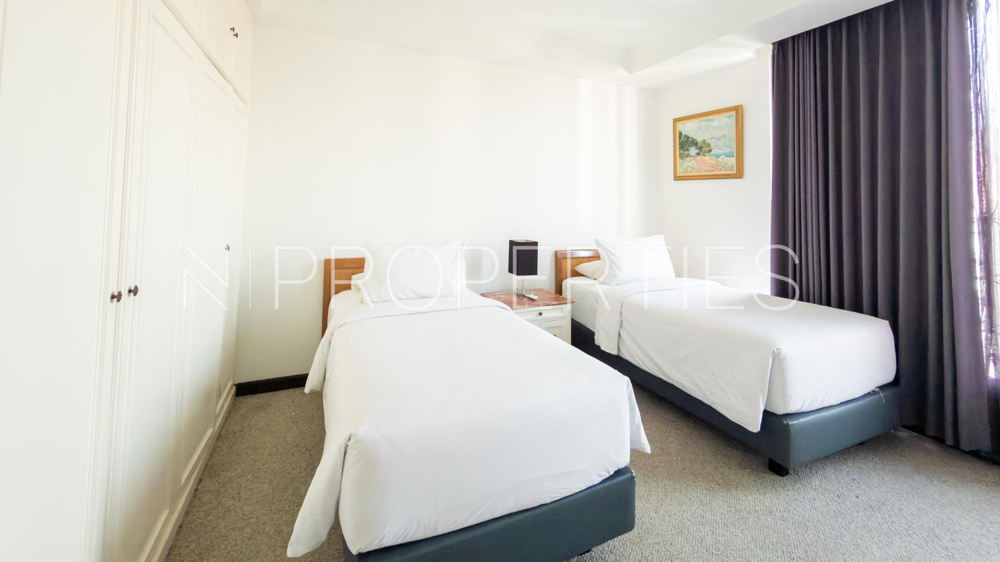 PENTHOUSE-4BR-BEDROOM 4 Large 4BR Strategic Residence – Aryaduta