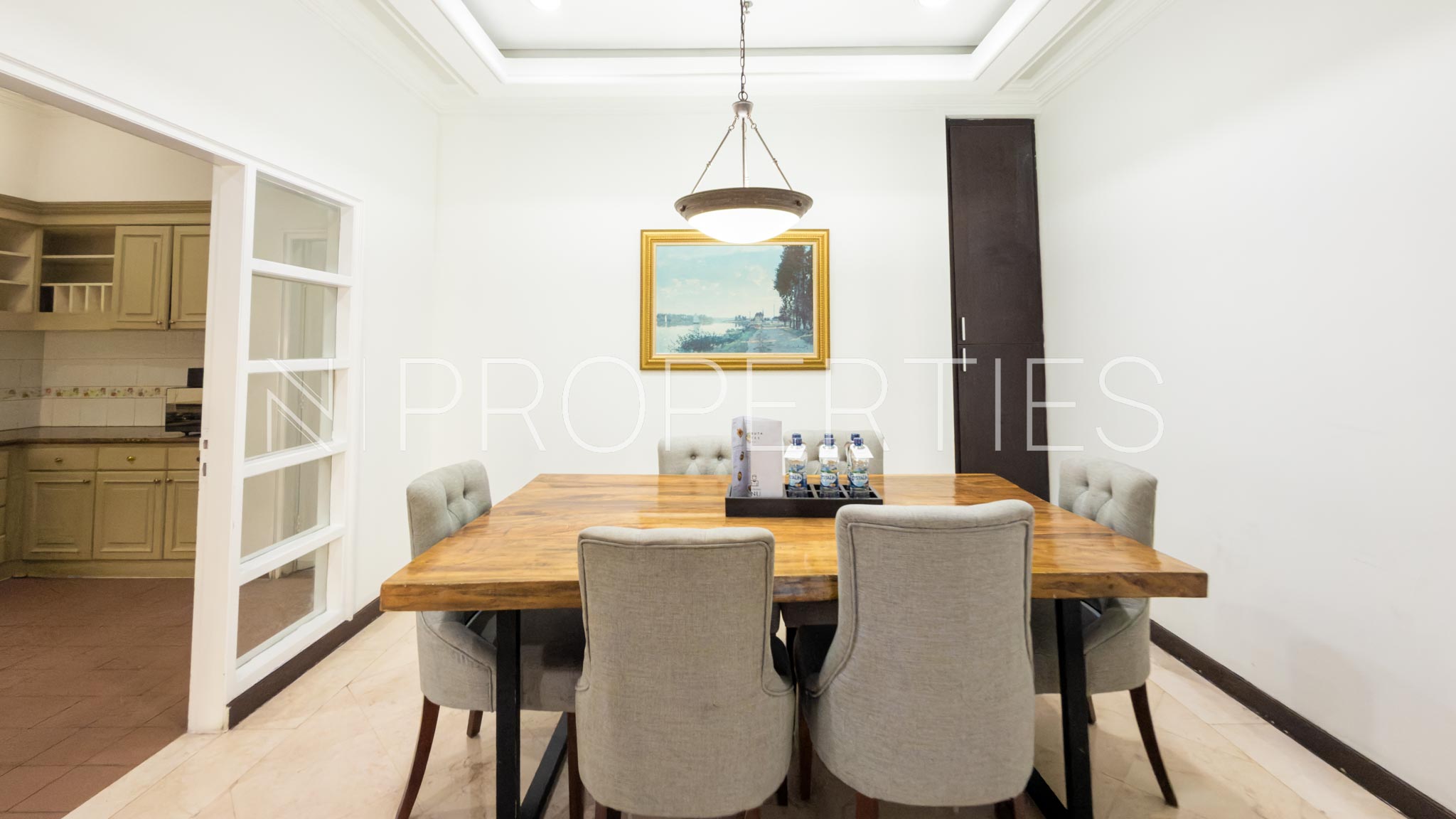 PENTHOUSE-4BR-DINING AREA Large 4BR Strategic Residence – Aryaduta