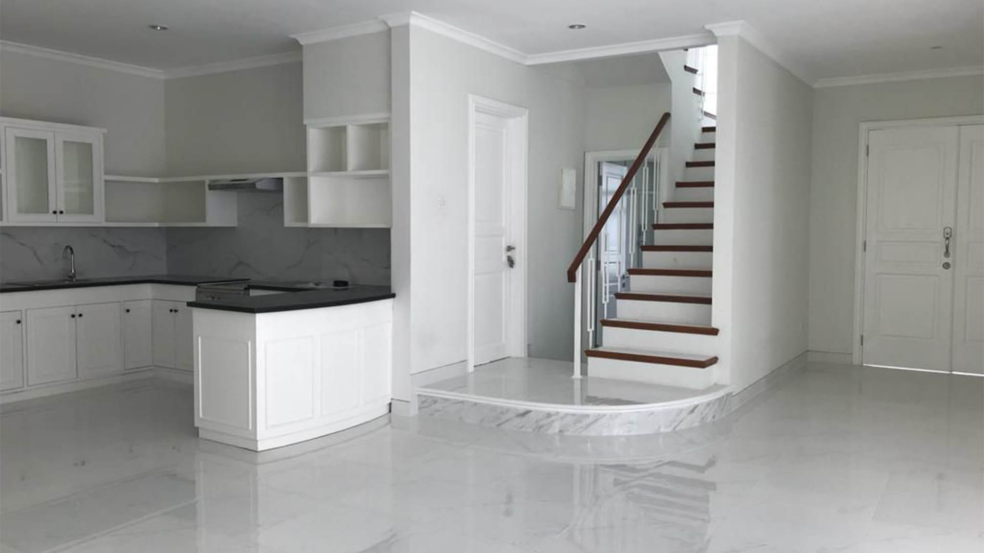 RIMBA BUNTU-3BR-KITCHEN & STAIRS TO SECOND FLOOR