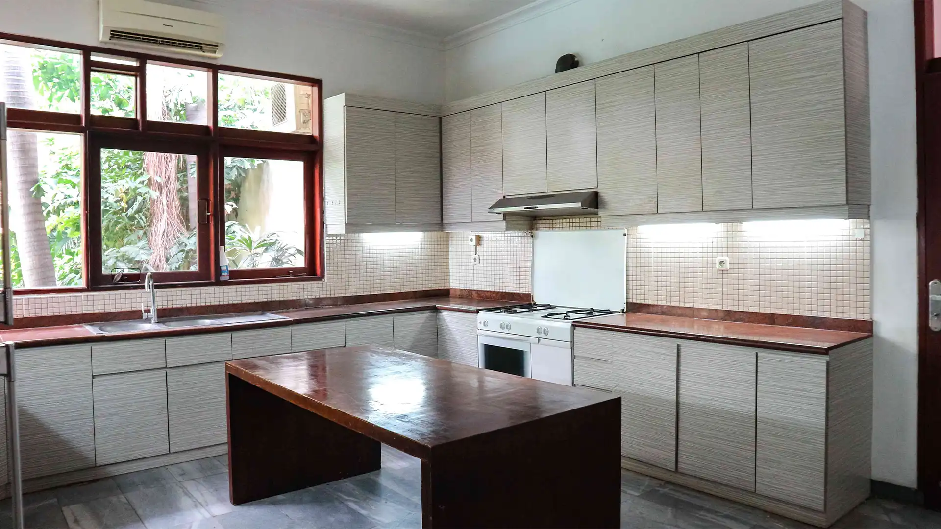 SAWO UJUNG-4BR-KITCHEN AREA Cipete – Modern Luxury 4BR
