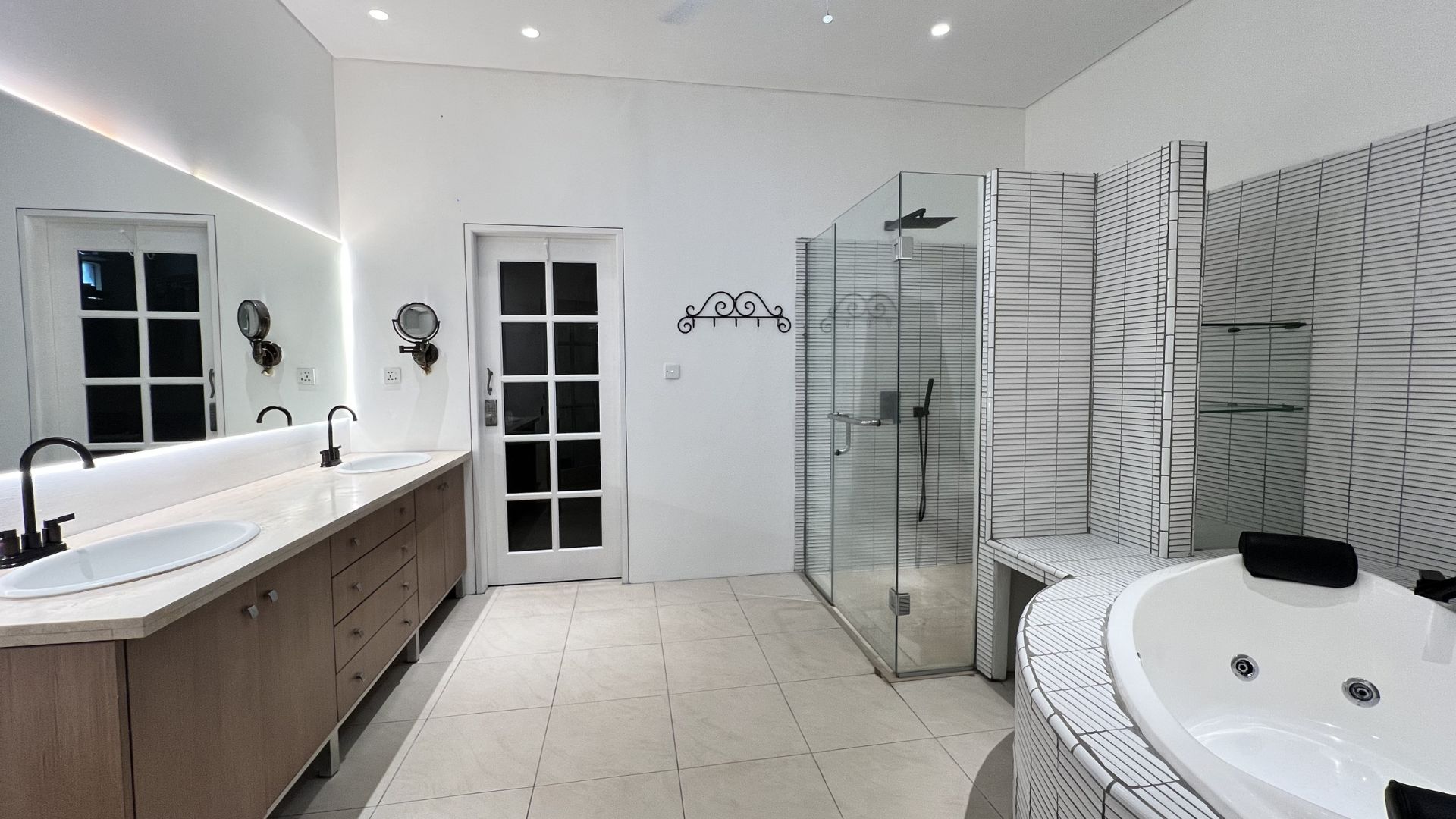 WIDYA CHANDRA-5BR-BATHROOM 2 Big 5BR Family House at Kebayoran Baru