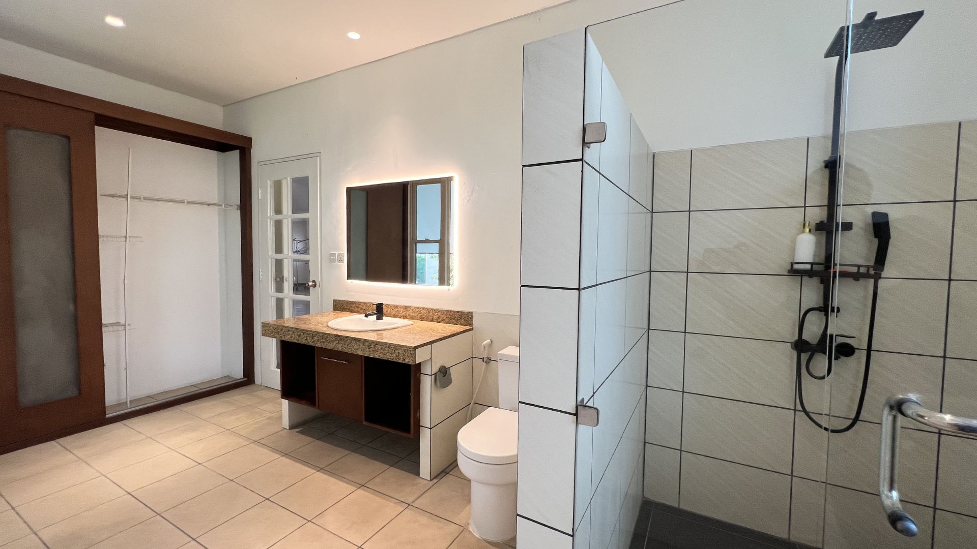 WIDYA CHANDRA-5BR-BATHROOM 3 Big 5BR Family House at Kebayoran Baru