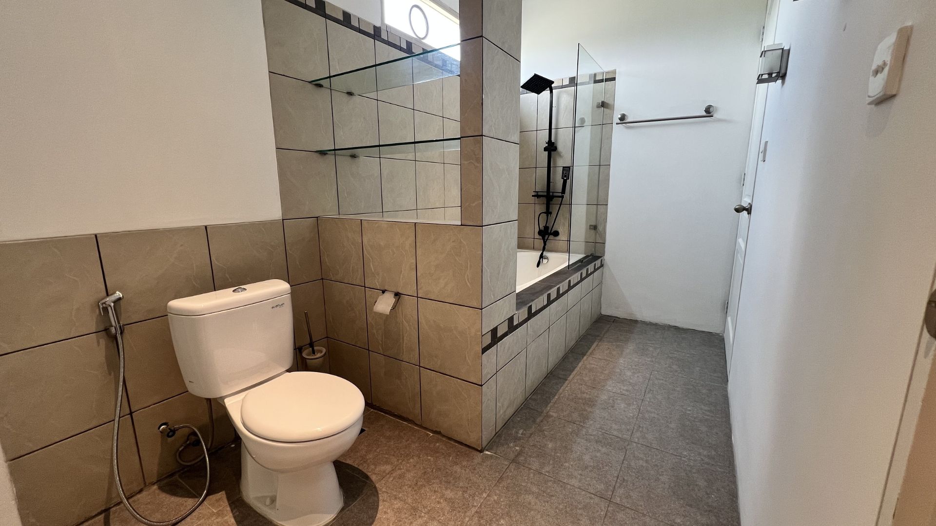 WIDYA CHANDRA-5BR-BATHROOM 4 Big 5BR Family House at Kebayoran Baru