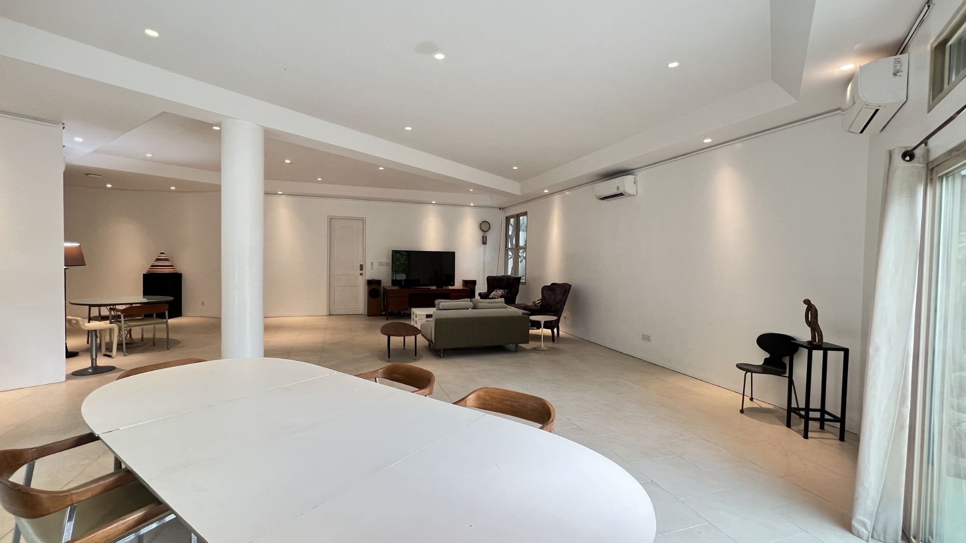 WIDYA CHANDRA-5BR-DINING AREA Big 5BR Family House at Kebayoran Baru