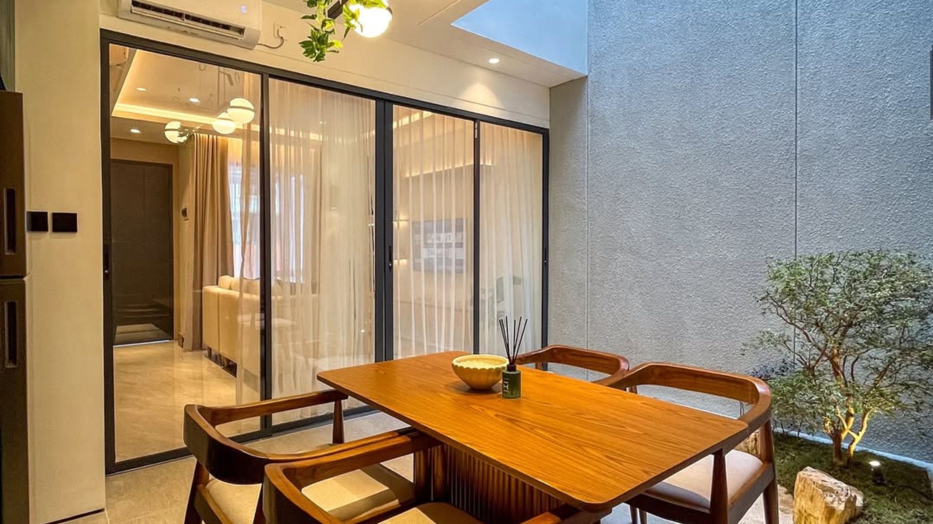 ARIES 7-3BR-DINING AREA ANGLE 2 Comfortable 3BR for Living – Kebon Jeruk