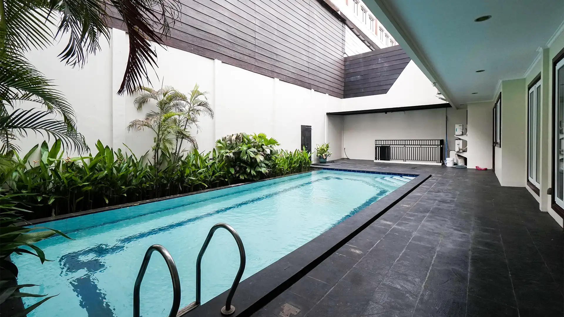 Astoria Residence-5BR-Swimming Pool Side View