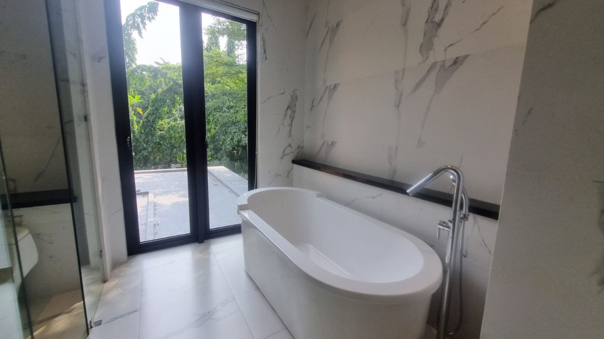 BANGKA 11 NO.1-4BR-BATHROOM 1 Refined 4BR Home in Prime Area – Kemang