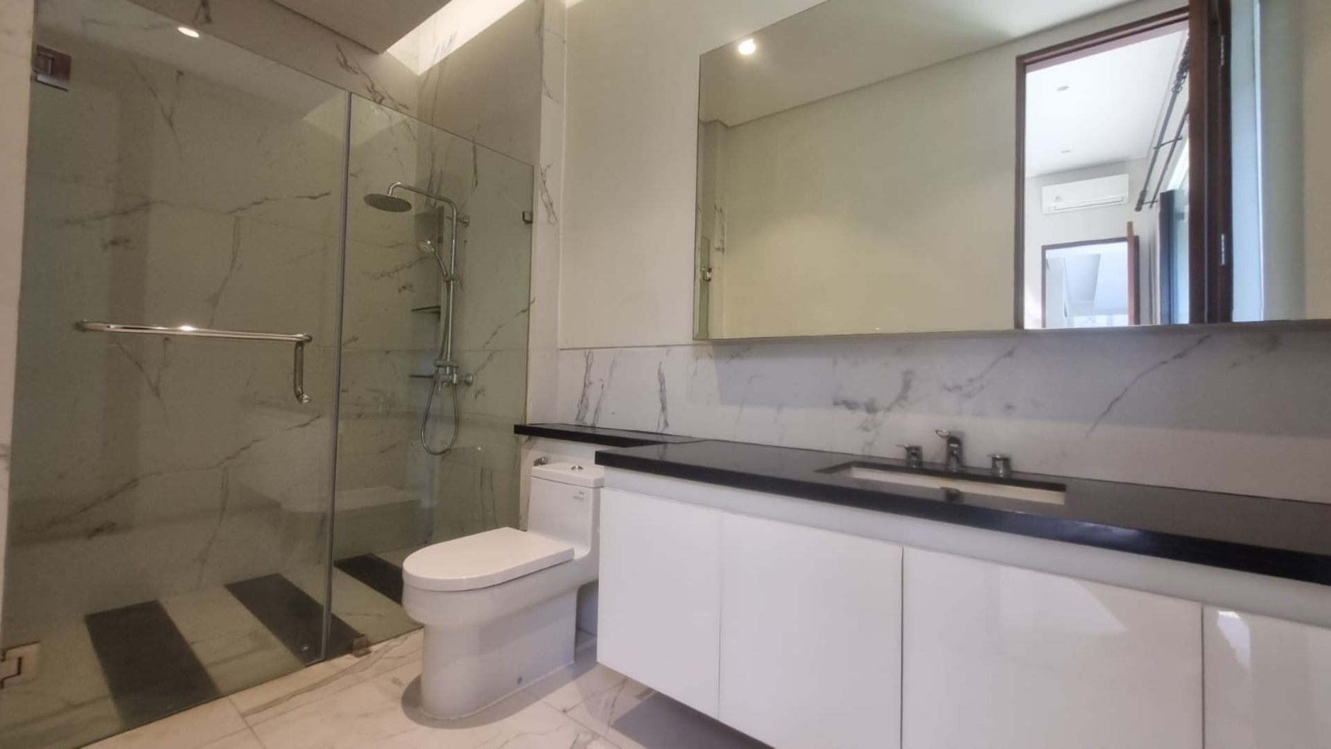 BANGKA 11 NO.1-4BR-BATHROOM 4 Refined 4BR Home in Prime Area – Kemang