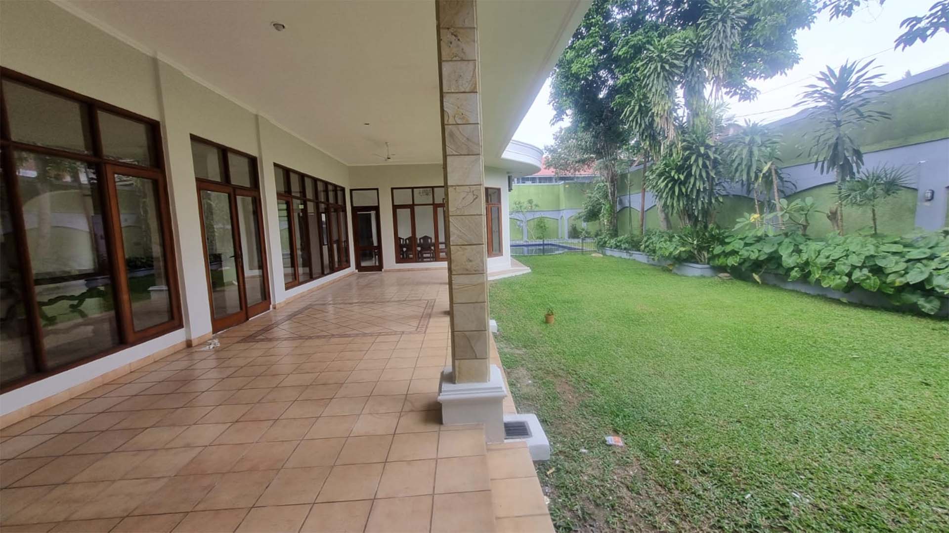 BENDA ATAS-5BR-BACKYARD Luxury 5BR Home for Long-Term Living