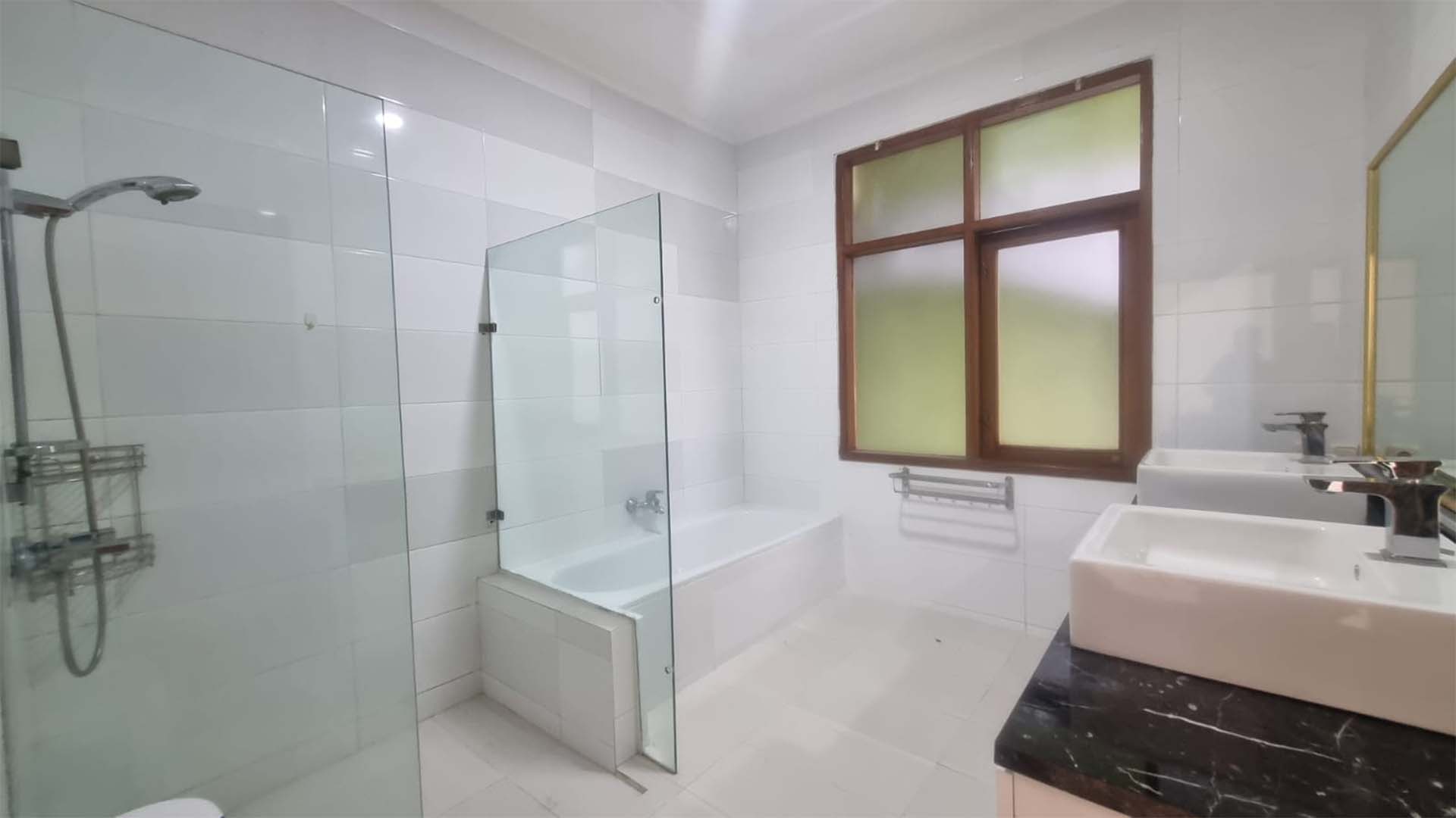 BENDA ATAS-5BR-BATHROOM 2 Luxury 5BR Home for Long-Term Living