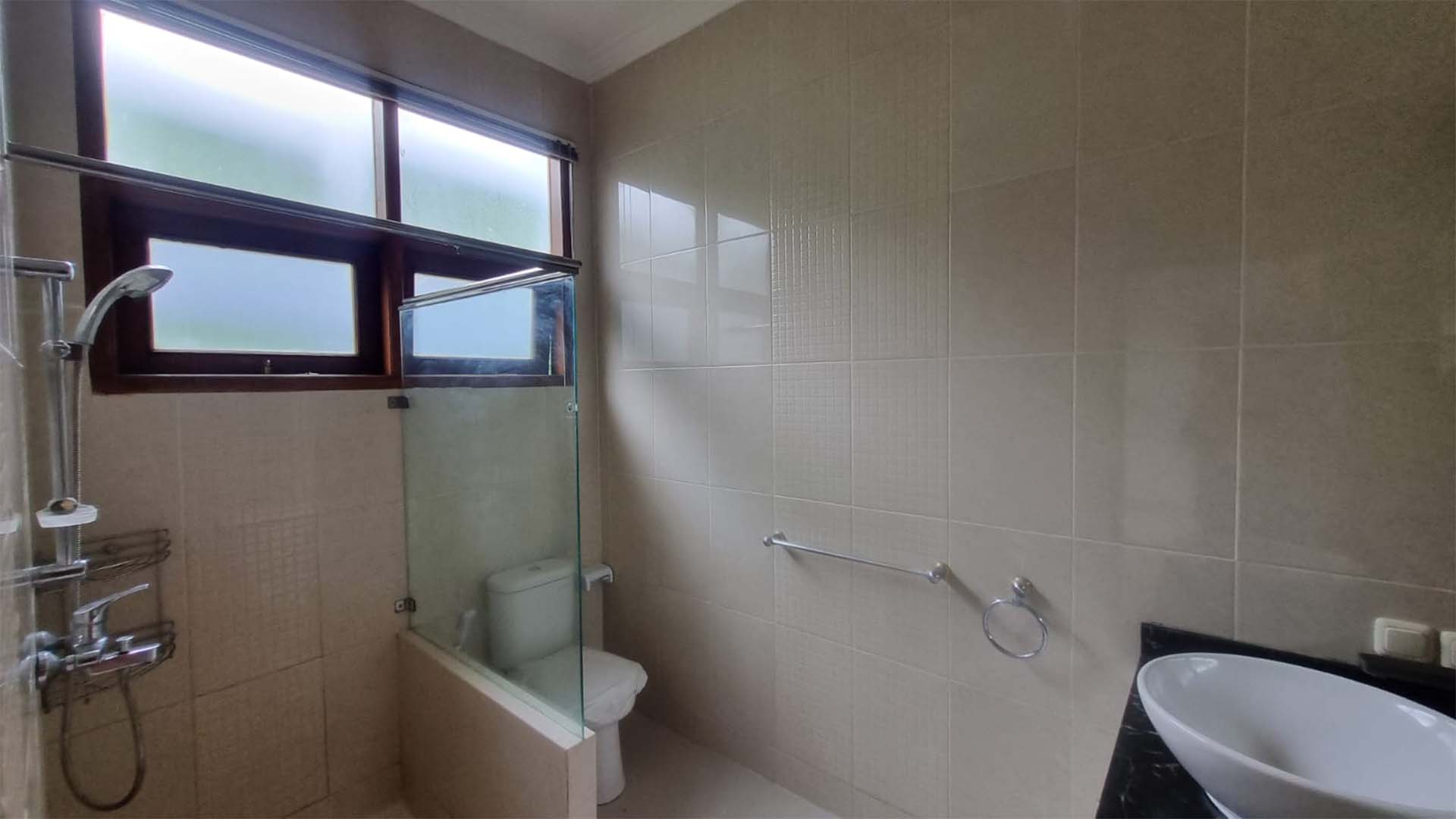 BENDA ATAS-5BR-BATHROOM Luxury 5BR Home for Long-Term Living