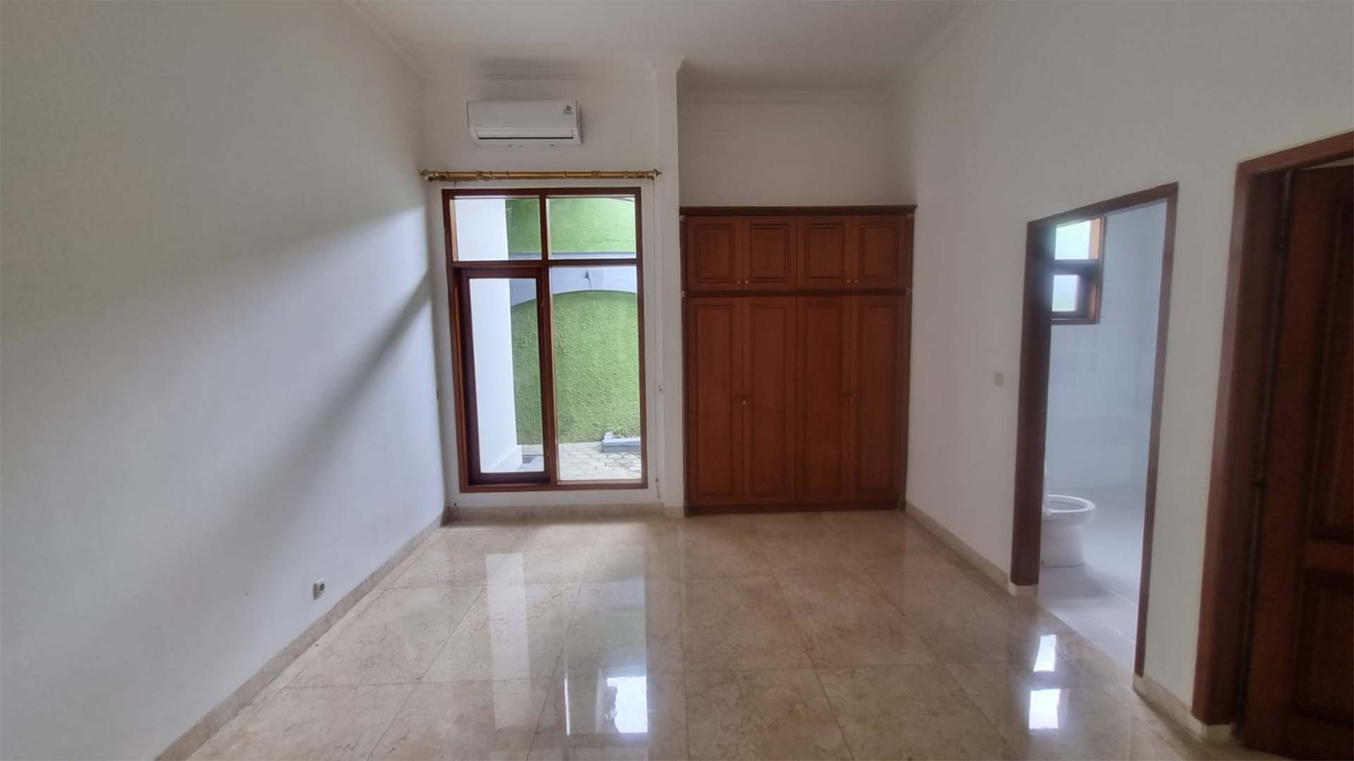 BENDA ATAS-5BR-BEDROOM 2 Luxury 5BR Home for Long-Term Living