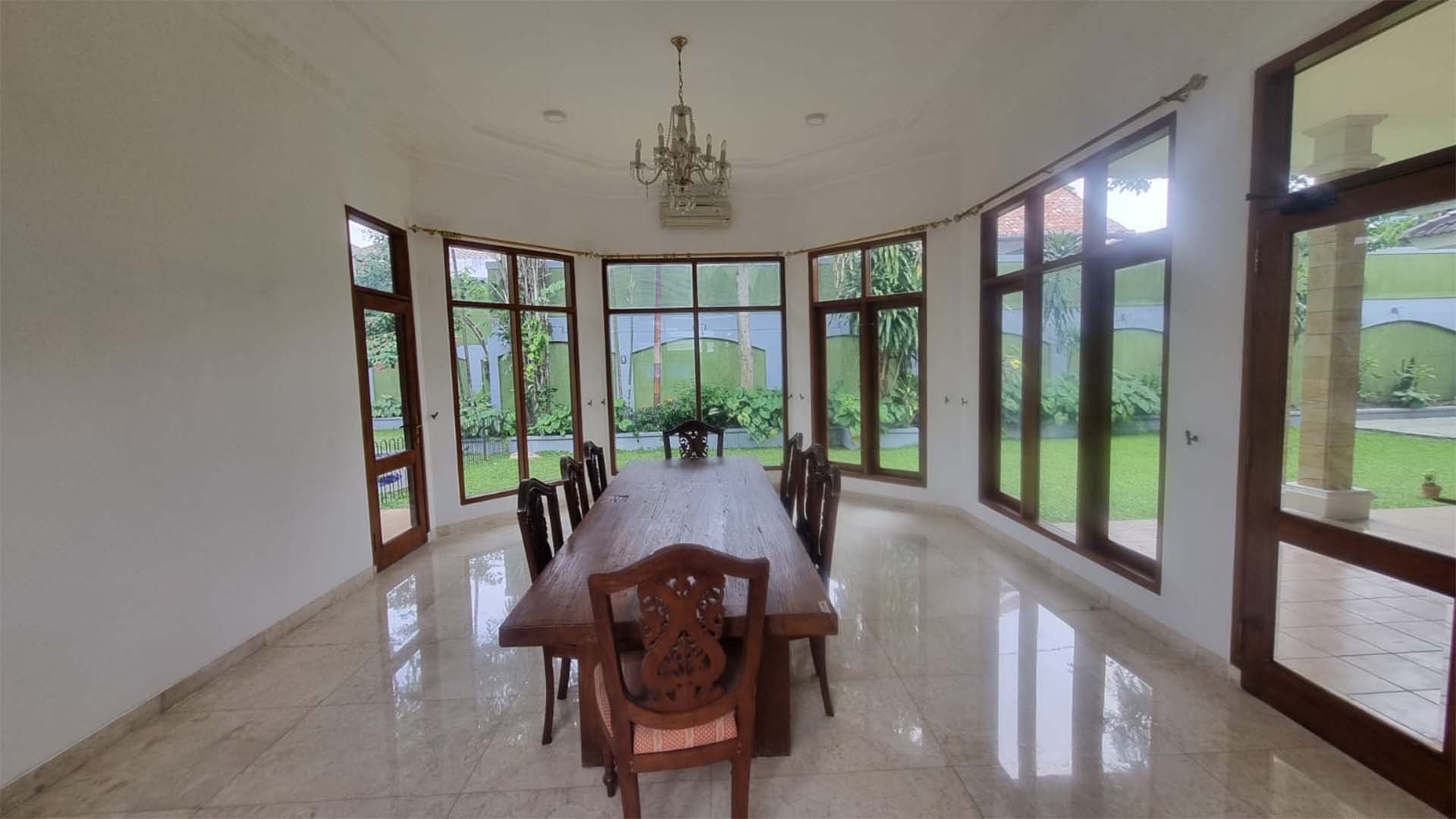 BENDA ATAS-5BR-DINING AREA (2) Luxury 5BR Home for Long-Term Living