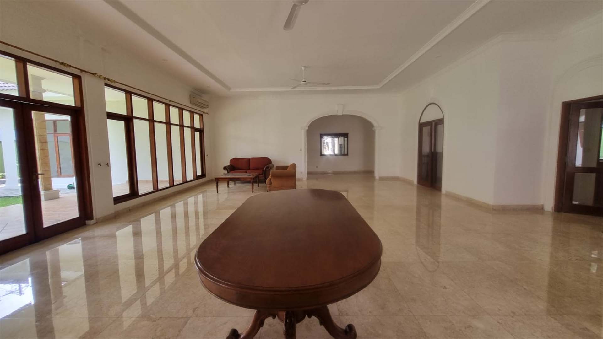 BENDA ATAS-5BR-DINING AREA Luxury 5BR Home for Long-Term Living