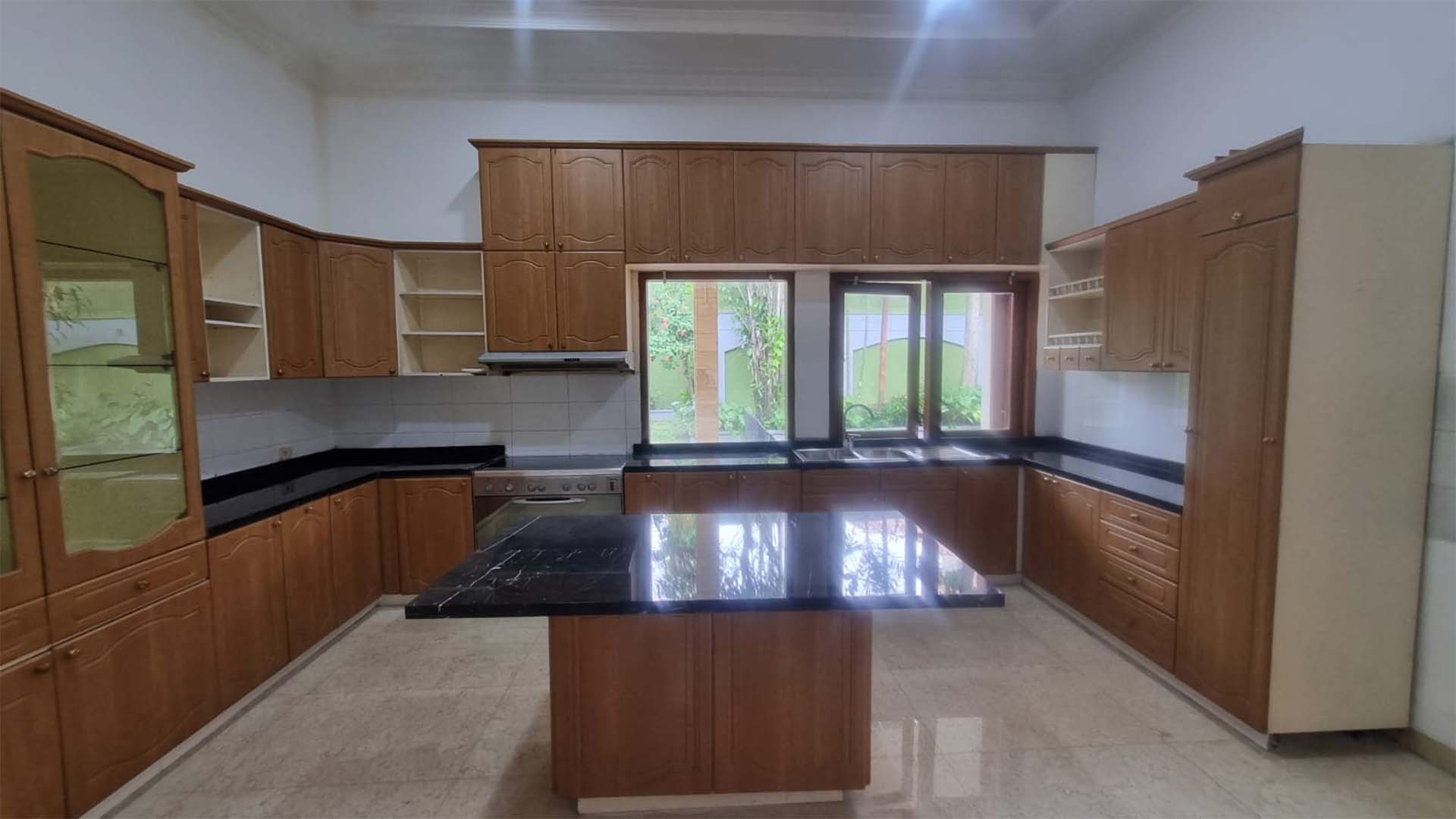 BENDA ATAS-5BR-KITCHEN AREA Luxury 5BR Home for Long-Term Living