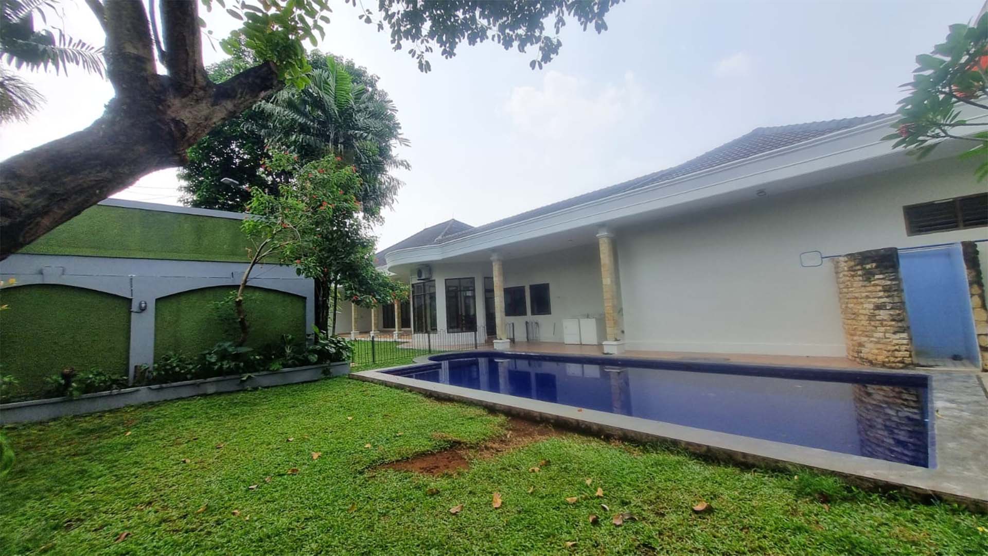 BENDA ATAS-5BR-SWIMMING POOL & BACKYARD Luxury 5BR Home for Long-Term Living
