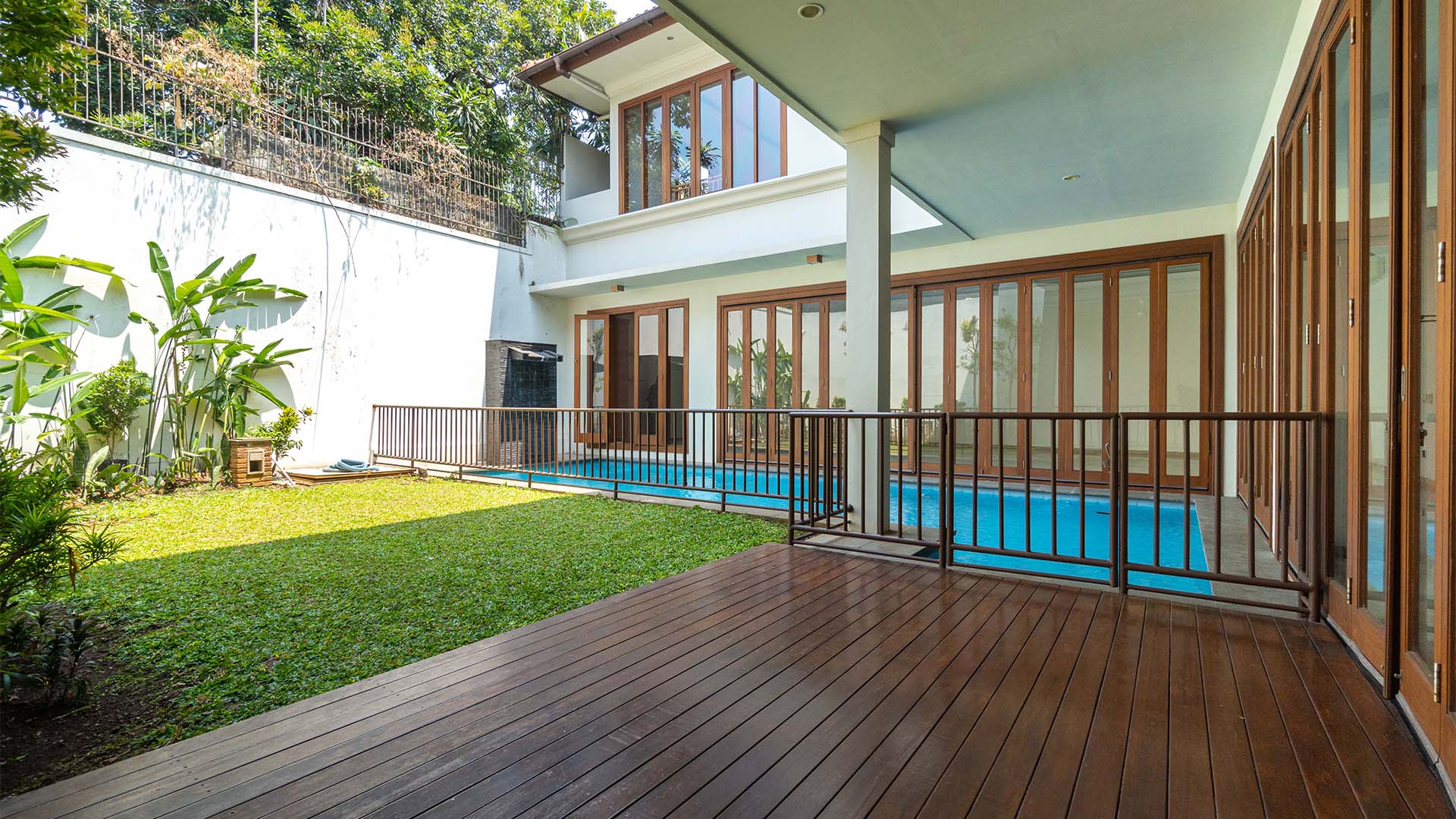 BENDA DALAM-5BR-BACKYARD & SWIMMING POOL Modern 5BR Residence for Families at Cilandak