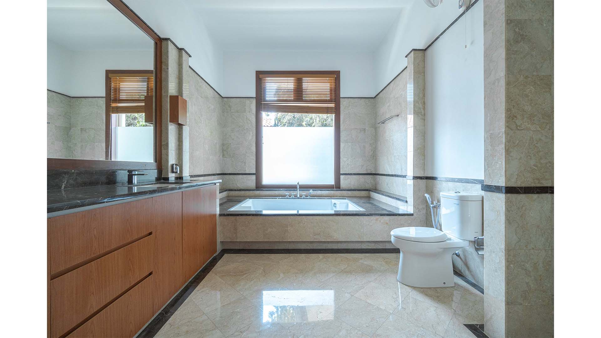 BENDA DALAM-5BR-BATHROOM 1 Modern 5BR Residence for Families at Cilandak