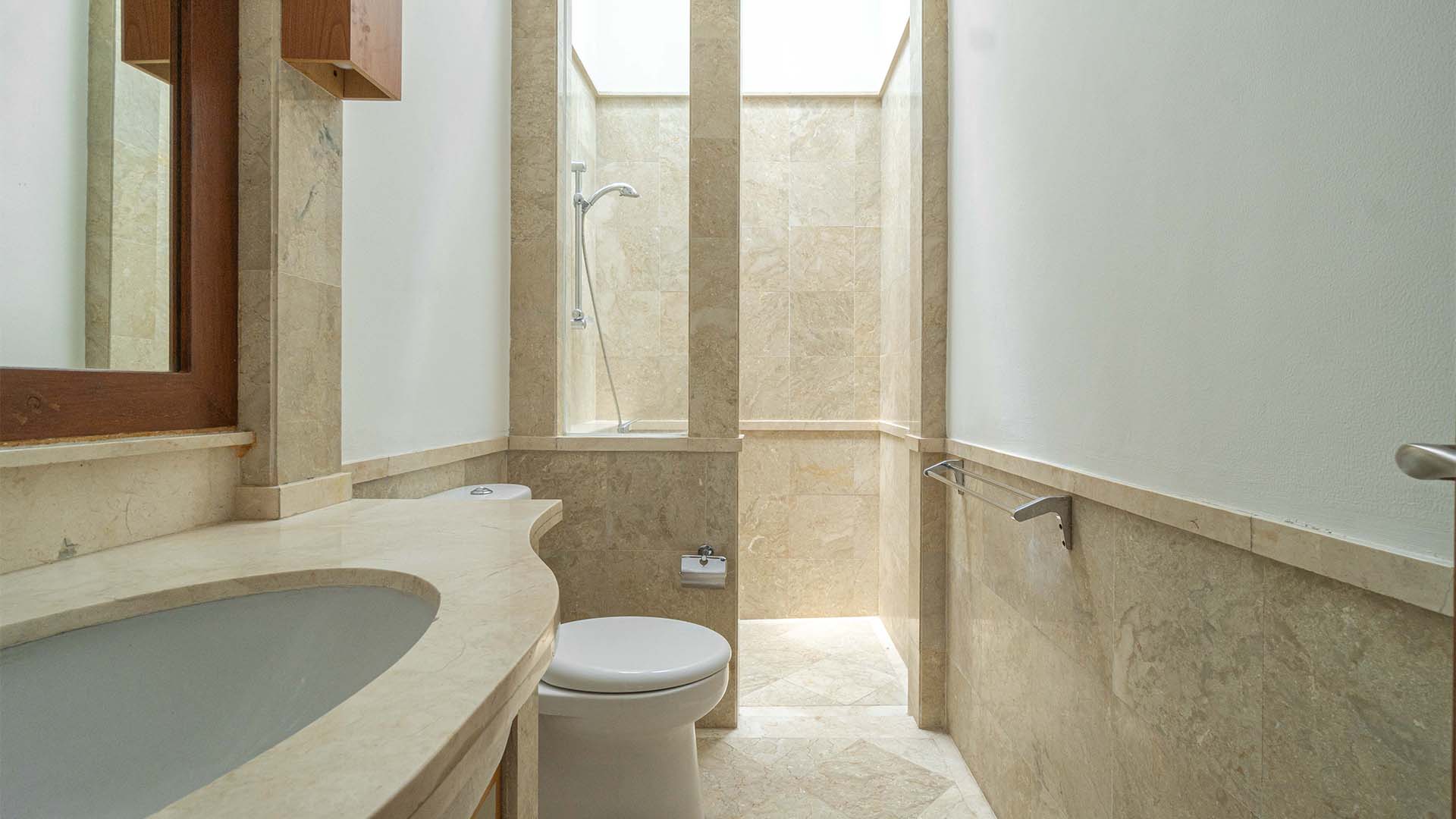 BENDA DALAM-5BR-BATHROOM 4 Modern 5BR Residence for Families at Cilandak