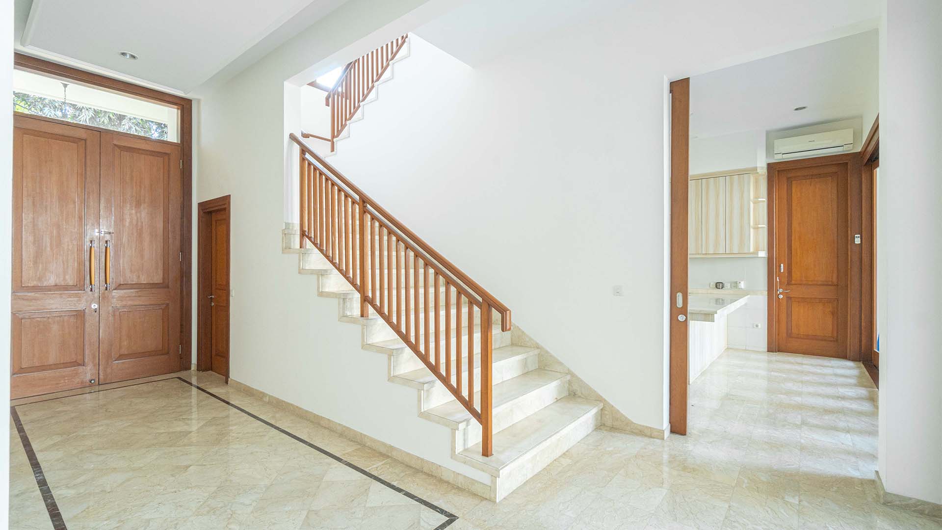 BENDA DALAM-5BR-STAIRS & FOYER AREA Modern 5BR Residence for Families at Cilandak