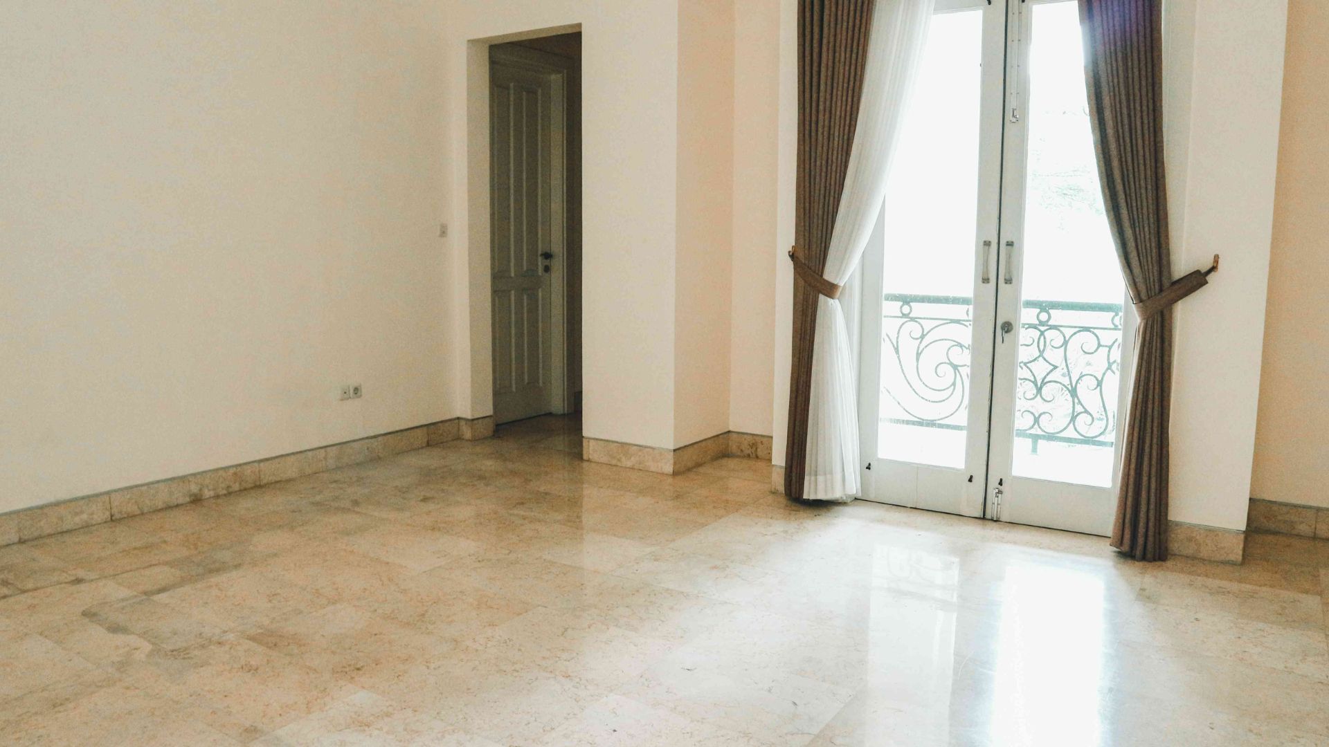 BENDA100A-5BR-BEDROOM 2 Large 5BR Home for Family Living Space