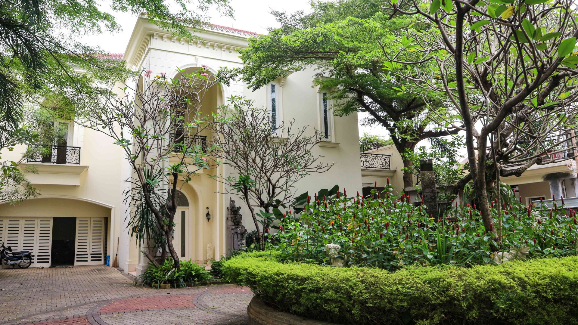 BENDA100A-5BR-EXTERIOR Large 5BR Home for Family Living Space
