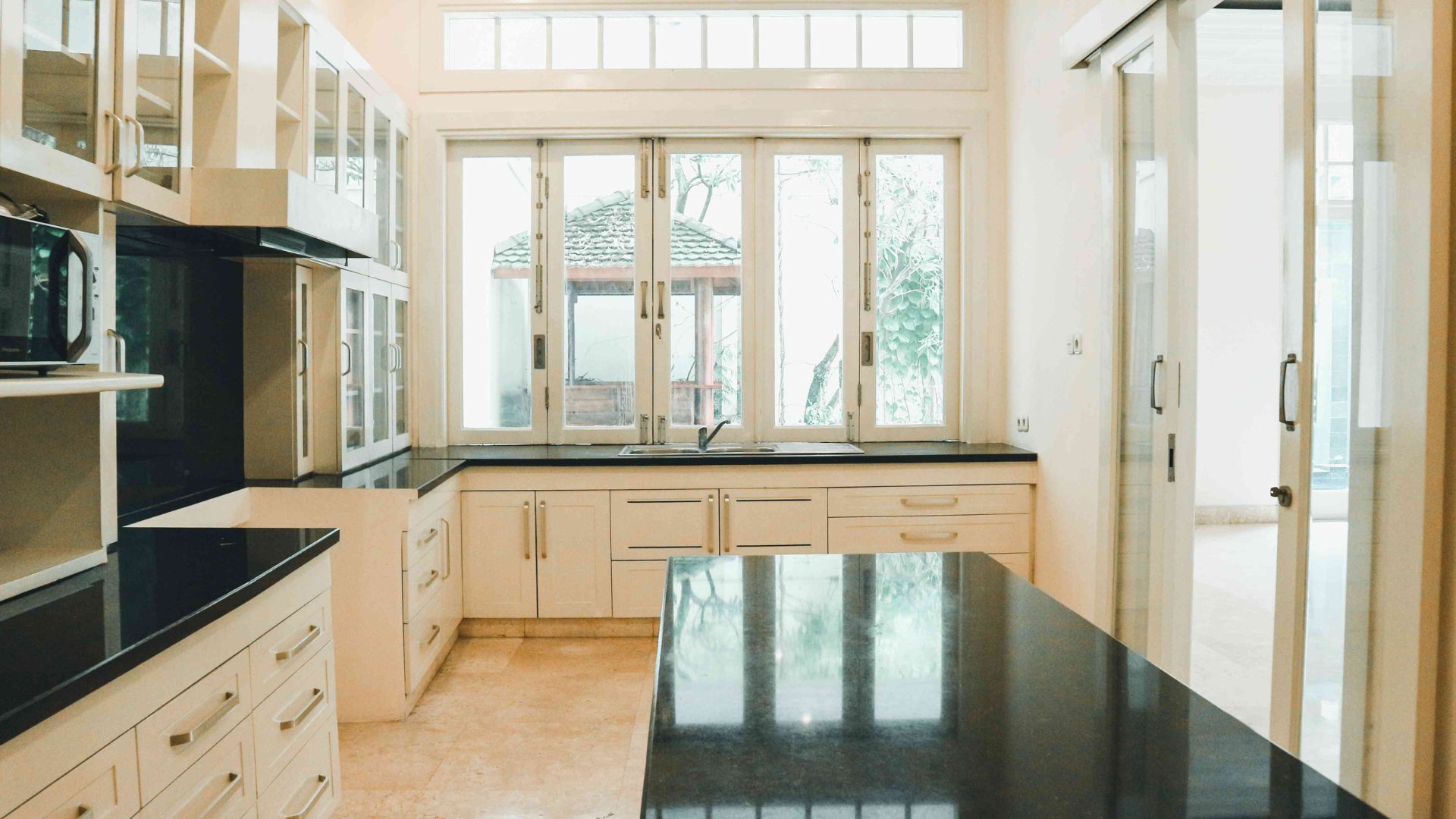 BENDA100A-5BR-KITCHEN AREA Large 5BR Home for Family Living Space