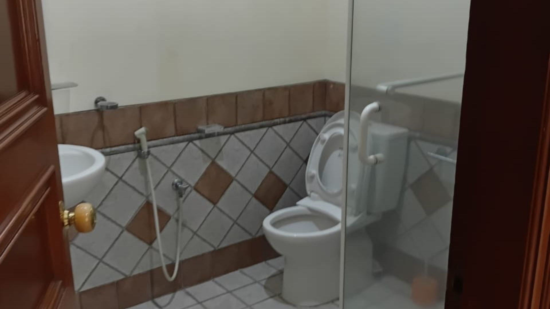 BRAWIJAYA 2 NO.12-4BR-BATHROOM 2 Elegant 4BR Home for Comfort