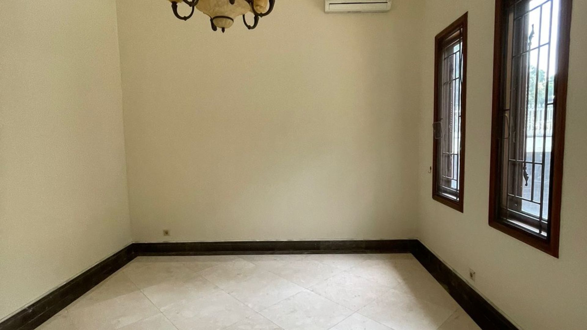BRAWIJAYA 2 NO.12-4BR-BEDROOM 4 Elegant 4BR Home for Comfort