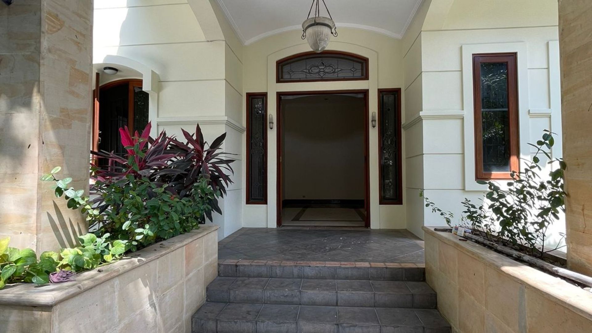 BRAWIJAYA 2 NO.12-4BR-FOYER AREA Elegant 4BR Home for Comfort
