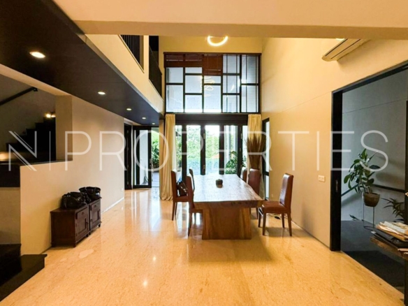 BTOWNHOUSE-BIG LIVING AREA