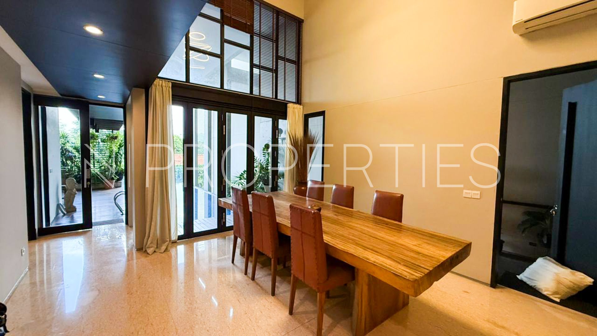 BTOWNHOUSE-DINING AREA TO SWIMMINGPOOL Elegant Family Residence in Kuningan