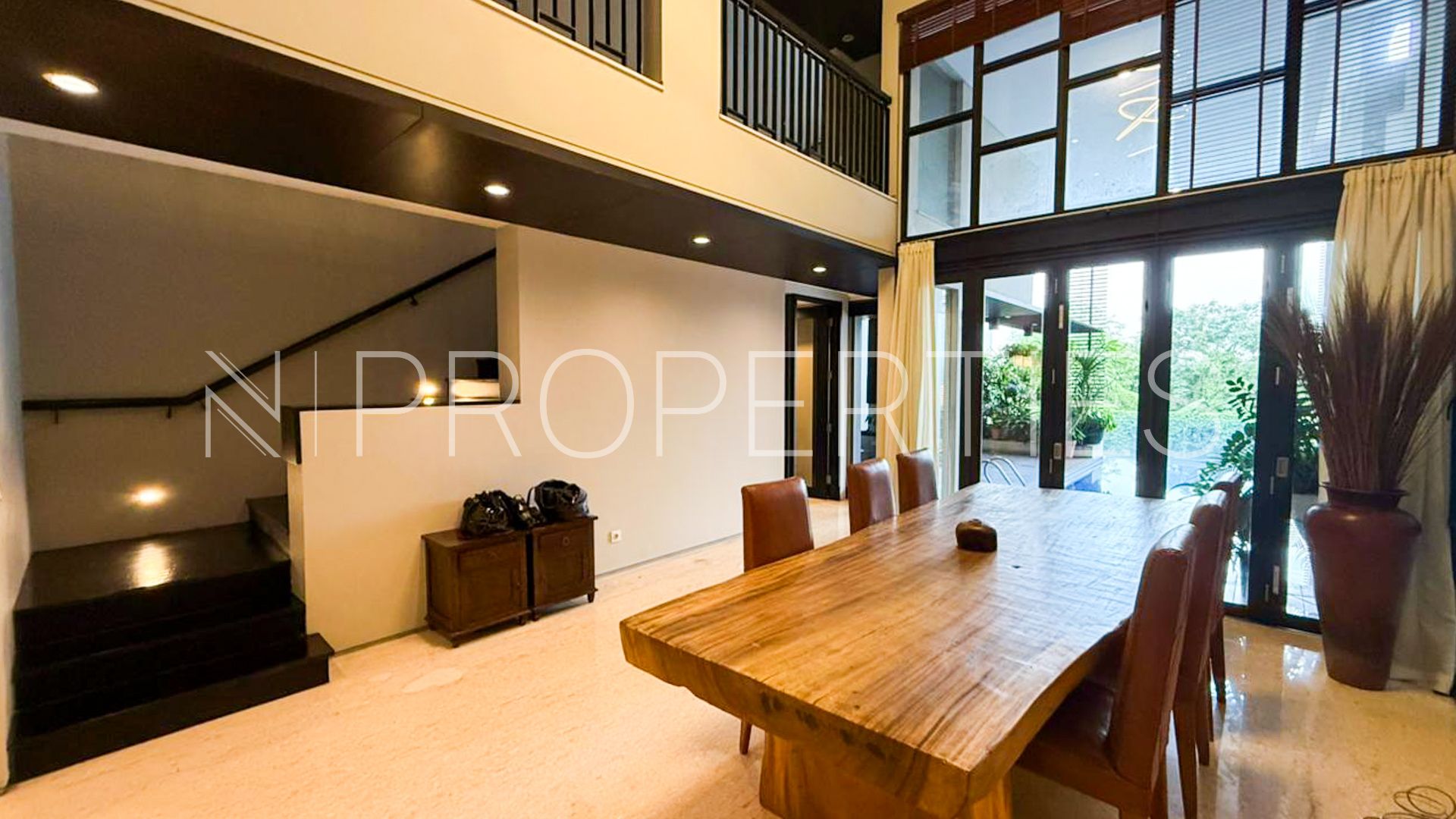 BTOWNHOUSE-LIVING AND DINING AREA Elegant Family Residence in Kuningan