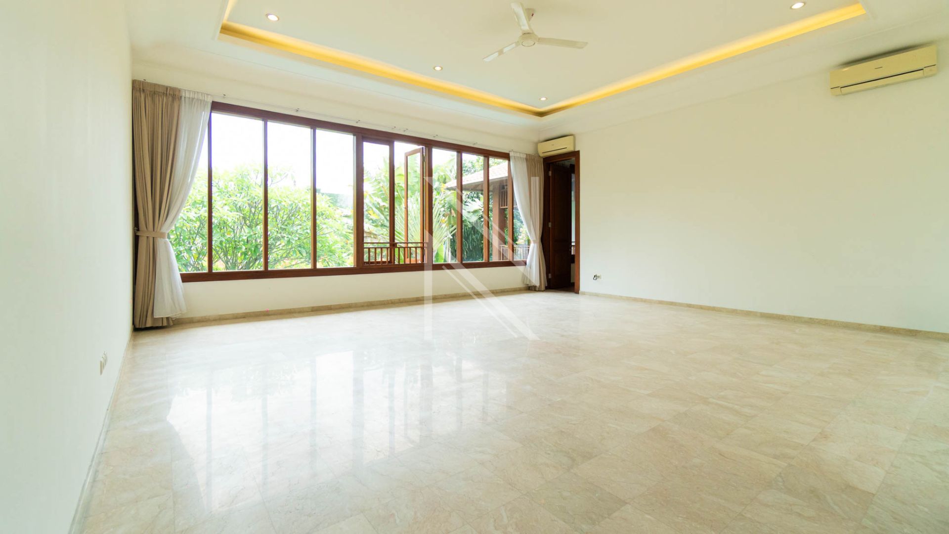 Generous 5BR Home for Family Comfort – Cilandak