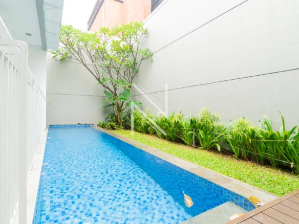 CIPAYUNG II-5BR-BACKYARD & SWIMMING POOL