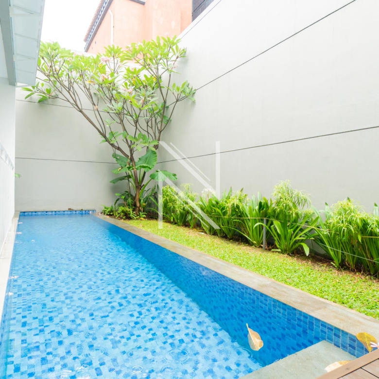 CIPAYUNG II-5BR-BACKYARD & SWIMMING POOL