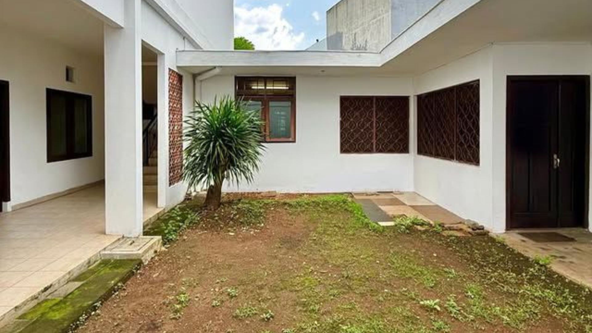 Grand 9BR Home for Large Family Living